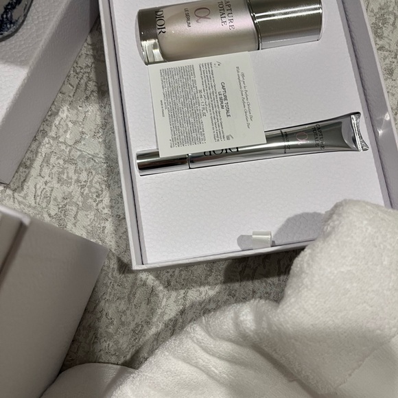 Dior Around The World Exclusive Skincare Set + Vanity Case + 2 Dior Face Towels - Picture 6 of 7